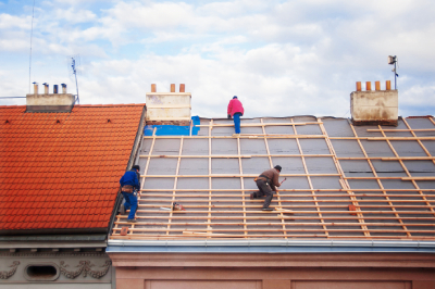 Rénovation d'une toiture par des professionnels. 